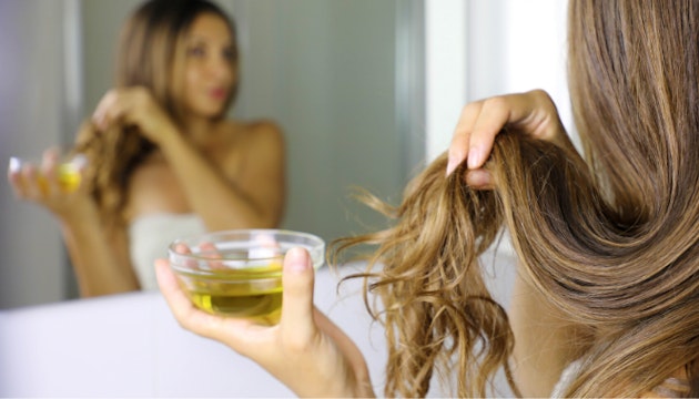 explorar cristal Alargar Aceite de ricino para el cabello: todos los beneficios y cómo utilizarlo